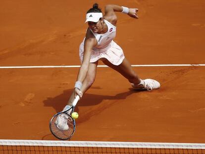 Muguruza intenta devolver una bola.