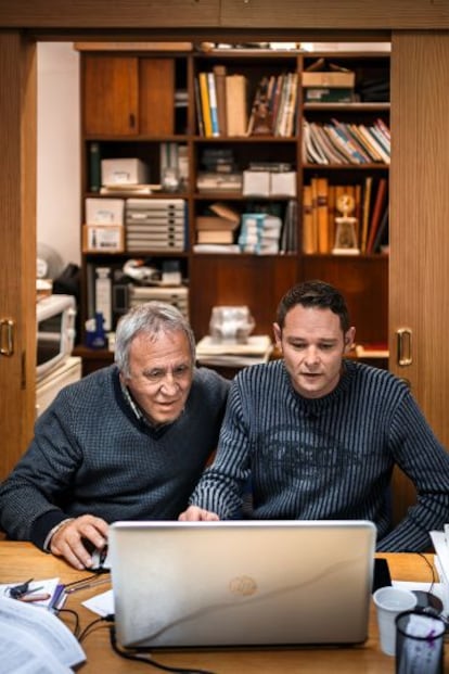 Mallorcan prison chaplain Father Jaume Alemany shows Van der Dussen how to use Facebook.