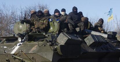 Soldats ucraïnesos sobre un tanc entre les poblacions d'Artemivsk i Debàltseve.