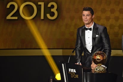 El jugador portugués Cristiano Ronaldo es galardonado con el premio Balón de Oro durante la gala FIFA Balón de Oro 2013, celebrada en Zúrich en enero de 2014. Este sería el segundo galardón conseguido en la carrera del portugués, ahora vistiendo la camiseta del Real Madrid F.C. 
