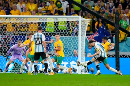 Messi dispara a puerta en la jugada que ha supuesto el primer gol de Argentina. 