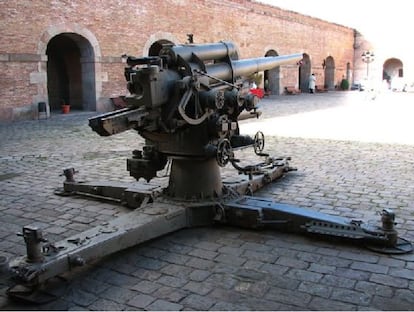 El canó original al seu emplaçament al pati del castell de Montjuïc.