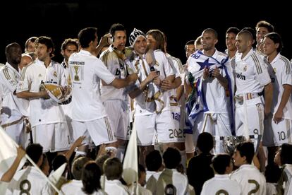 Los jugadores del Real Madrid durante la fiesta por la consecución de su 32º campeonato de Liga.