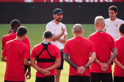 Machín da instrucciones a los jugadores del Sevilla. 