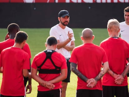 Machín da instrucciones a los jugadores del Sevilla. 