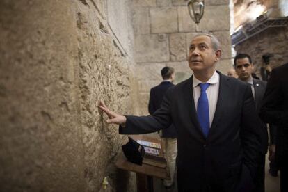 Benjam&iacute;n Netanyahu reza en el Muro de las Lamentaciones tras votar.