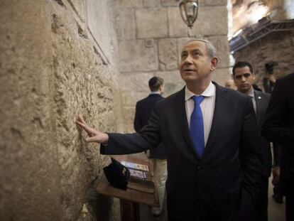 Benjam&iacute;n Netanyahu reza en el Muro de las Lamentaciones tras votar.