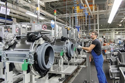 Cerca de la sede corporativa de Miele en Gütersloh, Alemania, se ensamblan las lavadoras y se preparan las nuevas vitrocerámicas de la marca, que detectan los utensilios se dejen donde se dejen.