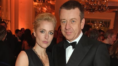 Gillian Anderson y Peter Morgan en un acto en Londres en febrero de 2017.