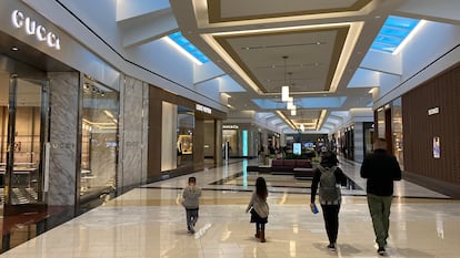 A family, in the King of Prussia shopping center, in Pennsylvania (United States).