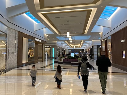 Una familia, en el centro comercial de King of Prussia, en Pensilvania (Estados Unidos).