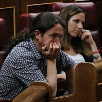 Pablo Iglesias e Ione Belarra (Unidos Podemos) permanecen atentos durante el pleno extraordinario celebrado en el Congreso de los Diputados.