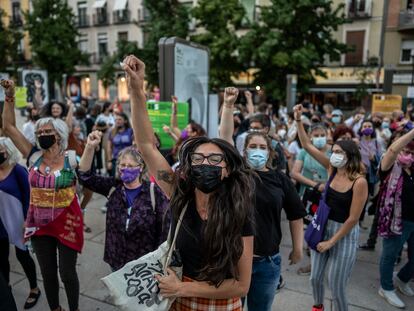 Concentración de mujeres con el lema 'aborto libre y educación sexual, un grito global', en la plaza del Museo Reina Sofía (Madrid), en septiembre de 2021.
