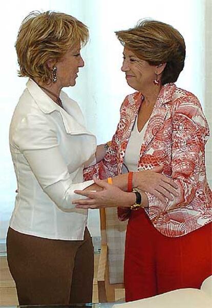 Esperanza Aguirre, a la izquierda, y la ministra Magdalena Álvarez.