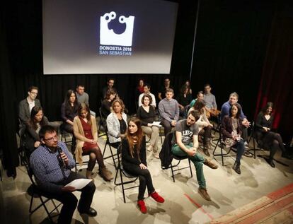 Los trabajadores de San Sebastián 2016, durante la rueda de prensa que han ofrecido.