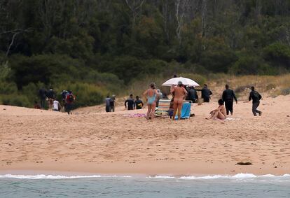 Grupo de migrantes que han conseguido llegar hasta la Playa del Cañuelo en Tarifa, el 27 de julio.