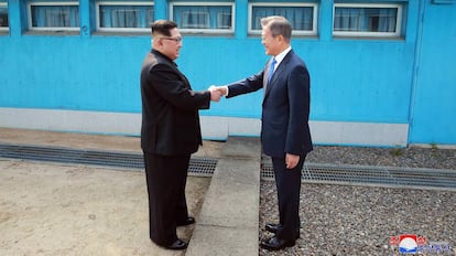 El líder de Corea del Norte, Kim Jong-un, saluda al presidente de Corea del Sur, Moon Jae-in, en la frontera entre las dos coreas este domingo.