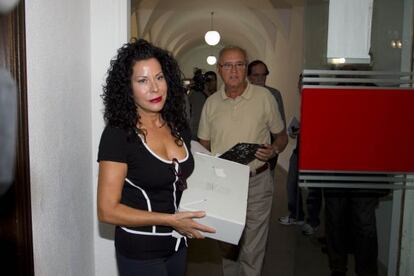 Lucía Izquierdo retira el legado de Miguel Hernández de la biblioteca de Elche.