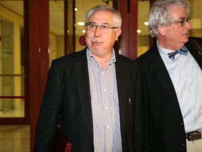 Josep Miquel P&eacute;rez, a la izquierda, con su abogado, ayer en los juzgados de Reus.