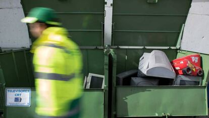 Un operario del punto limpio de la calle San Romualdo del distrito de San Blas, en Madrid, revisa los contenedores de residuos electr&oacute;nicos.