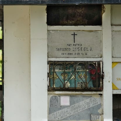 La bóveda donde se hallaron los restos de Camilo Torres (en la parte superior), rodeada por sepulturas de militares en Bucaramanga, el 4 de febrero.