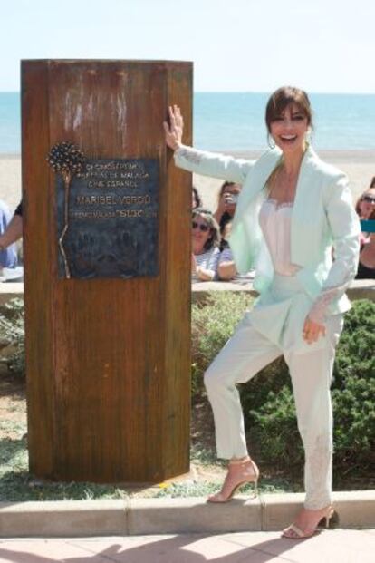 Maribel Verdú, junto al monolito en el paseo marítimo malagueño.