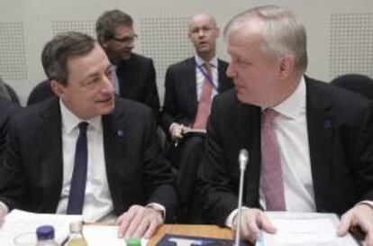 El presidente del Banco Central Europeo (BCE), Mario Draghi (i), charla con el vicepresidente de la Comisión Europea, Olli Rehn, hoy al inicio de una reunión informal del Eurogrupo celebrada en Atenas (Grecia).