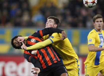 Luiz Adriano lucha por el balón con un defensa del BATE.