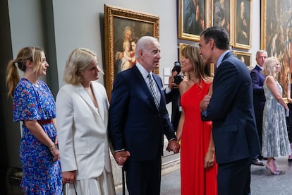 El miércoles por la noche, el presidente del Gobierno, Pedro Sánchez, ofreció una cena para los mandatarios de la OTAN y sus acompañantes en el Museo del Prado de Madrid. Junto a él estuvo su esposa, la directora de la cátedra extraordinaria de Transformación Social Competitiva de la Universidad Complutense de Madrid, Begoña Gómez, que charló animadamente con todos los presentes y que demostró gran sintonía con el presidente de Estados Unidos, Joe Biden, con quien se fotografió agarrados de la mano. La esposa de este, Jill Biden, no acudió al evento, sino que le acompañaron sus nietas, Finnegan y Daisy. 