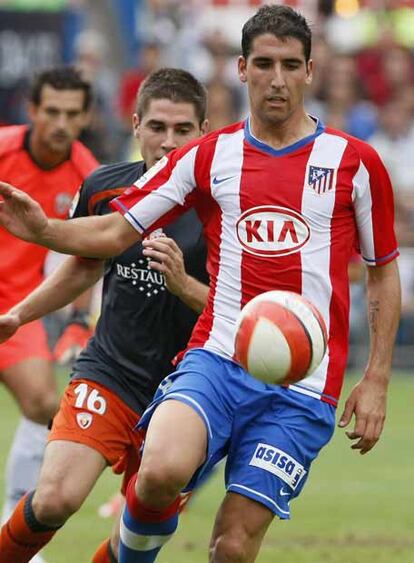 Raúl García controla el balón ante Javi García, de Osasuna.