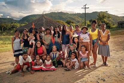 Tras el encuentro de mujeres pataxó hã-hã-hãe en la aldea Caramuru en mayo 2022, donde las más mayores cuentan las violencias de las que han sido sujeto como forma de animar a las más jóvenes a compartir sus experiencias, el grupo de hace una fotografía.