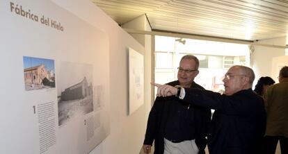 El arquitecto Gaspar Muñoz, a la izquierda, con el rector Juan Juliá ayer en la exposición.