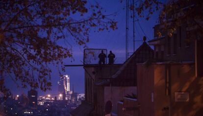 Los Mossos registrando de madrugada la Kasa de la Muntanya.