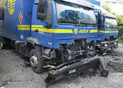 En la imagen, uno de los vehículos dañados tras la explosión de dos artefactos en la empresa Azkar.