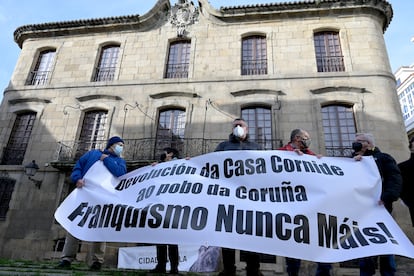 Protesta convocada por Defensa do Común y apoyada por la asociación vecinal de la Ciudad Vieja de A Coruña para exigir a los Franco la devolución de la Casa Cornide, al fondo, el pasado 27 de diciembre.