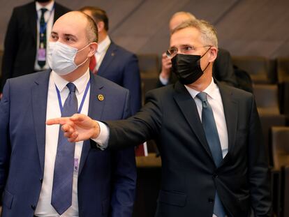 Stoltenberg (derecha) junto al ministro de Defensa de Georgia,  Juansher Burchuladze, este jueves en Bruselas