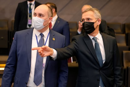 Stoltenberg (derecha) junto al ministro de Defensa de Georgia,  Juansher Burchuladze, este jueves en Bruselas