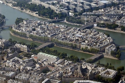 La Île Saint-Louis es una de las dos islas (la otra es la Île de la Cité) que se encuentran al paso del río Sena, en el IV Distrito de París.