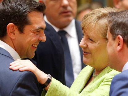 El primer ministro griego Alexis Tsipras saluda a la canciller alemana, Ángela Merkel.