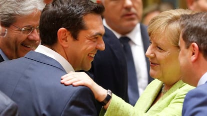 El primer ministro griego Alexis Tsipras saluda a la canciller alemana, Ángela Merkel.