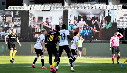 Espectadores conectados desde sus casas por videoconferencia animan el partido AGF- Randers de la Superliga danesa.