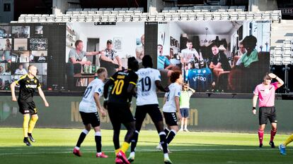 Espectadores conectados desde sus casas por videoconferencia animan el partido AGF- Randers de la Superliga danesa.