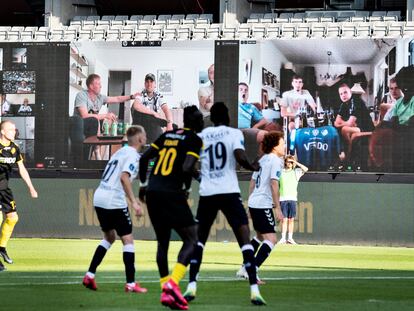 Espectadores conectados desde sus casas por videoconferencia animan el partido AGF- Randers de la Superliga danesa.