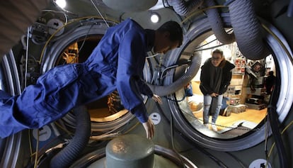 Una visitant passeja per dins de la rèplica de l'estació espacial Mir, al Museu de la Ciència i la Tècnica.