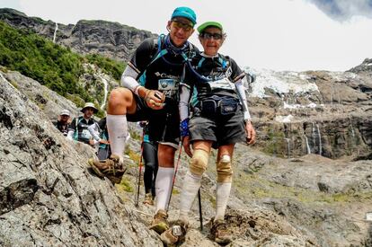 Elisa y uno de sus nietos, en el Cruce de 2015.