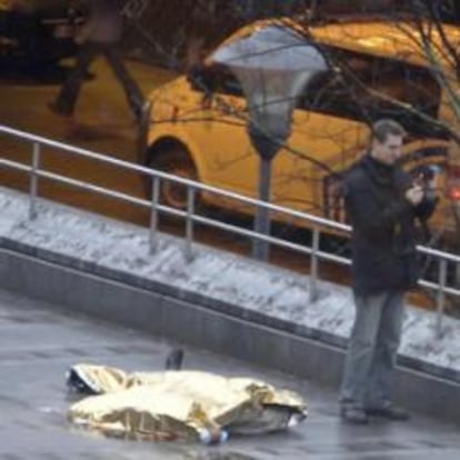 Un cadáver yace en el suelo cerca de la plaza Saint-Lambert en Lieja, Bélgica. Cuatro personas han muerto y más de medio centenar han resultado heridas, siete de ellas graves, en el centro de esta ciudad belga en un ataque con armas de fuego y granadas, perpetrado al parecer por un solo individuo.