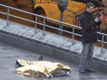 Un cadáver yace en el suelo cerca de la plaza Saint-Lambert en Lieja, Bélgica. Cuatro personas han muerto y más de medio centenar han resultado heridas, siete de ellas graves, en el centro de esta ciudad belga en un ataque con armas de fuego y granadas, perpetrado al parecer por un solo individuo.