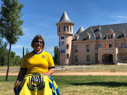 Cristina Molina posa con su bandera del Alcorcón