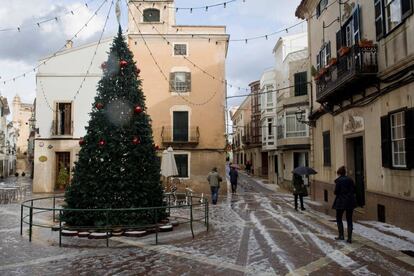 Los vecinos del pueblo de Alaior han sido sorprendidos por una nevada, poco habitual en la isla de Menorca.