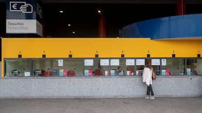 Una mujer en las taquillas de la puerta Norte de Ifema, el pasado viernes, el primer día que Arco estaba abierto al público.